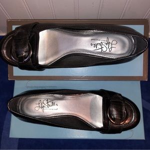 LifeStride Gray Silver 7.5 Slip-On 1” Wedge Flats w/Texture Buckle Margot Patent